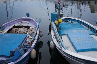 Provence447 Provence, Cassis, vieux port, filets de pêche, anciennes barques de pêche à quai