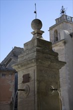 Provence483 Provence, Luberon, village de Gordes, fontaine ancienne, clocher, été