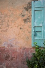 Provence496 Provence, Luberon, village de Gordes, vieux mur, fenêtre, volet vert, été