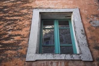 Provence497 Provence, Luberon, village de Gordes, vieux mur, fenêtre ancienne, été