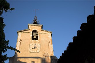 Provence500 Provence, Luberon, village de Roussillon, clocher, été