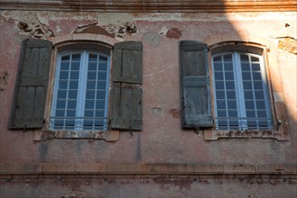 Provence502 Provence, Luberon, village de Roussillon, murs, fenêtres, volets