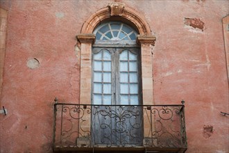 Provence503 Provence, Luberon, village de Roussillon, vieux mur, fenêtre, balcon
