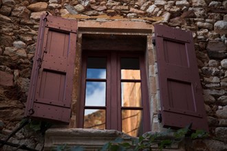 Provence507 Provence, Luberon, village de Roussillon, mur, fenêtre, volets rouges, été