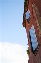 Provence510 Provence, Luberon, village de Roussillon, façade ocre, fenêtres, volets bleus, été