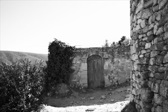 Provence538 Provence, Luberon, Lacoste, château, Pierre Cardin, murs