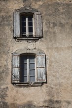 Provence540 Provence, Luberon, village, mur, fenêtre, volets, été