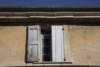 Provence541 Provence, Luberon, village, mur, fenêtre, volets, été
