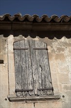 Provence542 Provence, Luberon, village, mur, fenêtre, volets, été