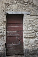 Provence543 Provence, Luberon, village, mur, porte ancienne, été