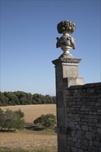 Provence553 Provence, Luberon, village, environs de Murs, campagne, murs du château, été