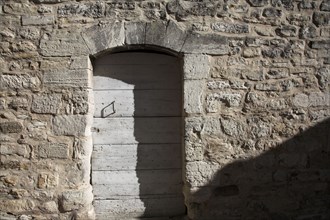 Provence554 Provence, Luberon, village, mur, porte ancienne, été