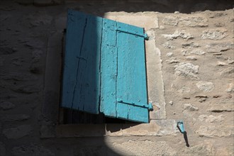 Provence559 Provence, Luberon, village, mur, fenêtre, volet bleu, été