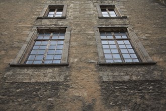 Provence564 Provence, Luberon, Goult, murs, fenêtres, été
