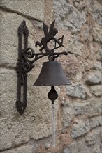 Provence565 Provence, Luberon, village, cloche d'entrée, Cupidon