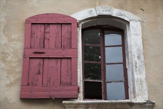 Provence566 Provence, Luberon, village, mur, fenêtre, volet rouge brique, été