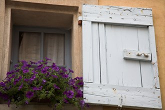 Provence569 Provence, Luberon, village, mur, fenêtre, volet bleu, fleurs, été