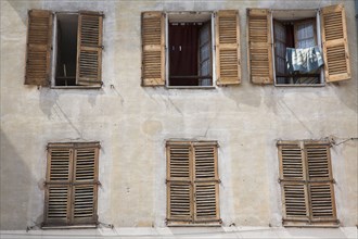 CoteAzur012 Fenêtres provencales, façade méditerranéenne, volets (Vallauris) fenêtres ouvertes et