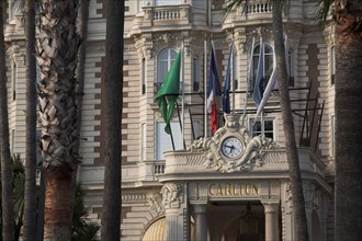 CoteAzur017 Cannes, la Croisette, les palmiers et l'hôtel Carlton (façade)