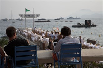 CoteAzur020 Cannes, la Croisette, les plages et la baie, yachts, plage de l'hötel Carlton, deux