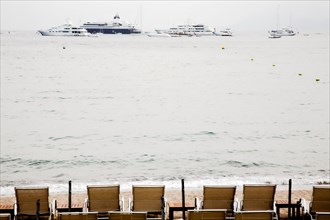 CoteAzur024 Cannes, la Croisette, plage, baie et yachts