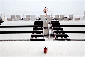 CoteAzur026 Cannes, la Croisette, plage, couple et cannette de Coca Cola