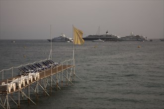 CoteAzur028 Cannes, la Croisette, plage et yachts dans la baie
