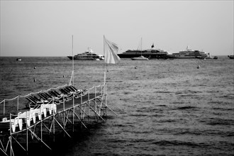 CoteAzur029 Cannes, la Croisette, plage et yachts dans la baie