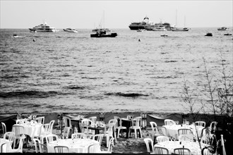 CoteAzur031 Cannes, la Croisette, plage et yachts dans la baie