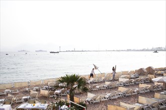 CoteAzur032 Cannes, la Croisette, plage et yachts dans la baie