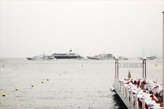 CoteAzur035 Cannes, la Croisette, plage et yachts dans la baie et le port, collines de l'Esterel