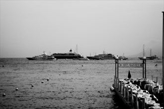 CoteAzur036 Cannes, la Croisette, plage, ponton et yachts dans la baie