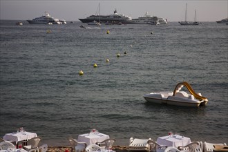 CoteAzur042 Cannes, la Croisette, plage et yachts dans la baie