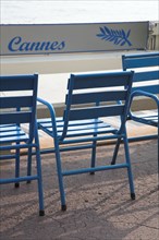 CoteAzur044 Cannes, la Croisette, chaises bleues
