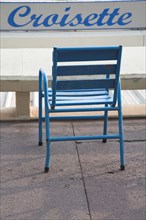 CoteAzur045 Cannes, la Croisette, chaise bleue