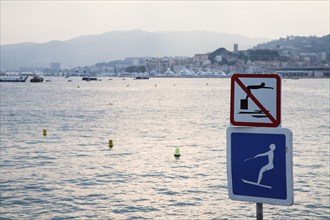 CoteAzur052 Cannes, la Croisette, la baie et le port, plage et panneaux signalétiques de plage, ski