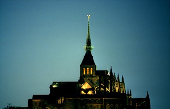 MtSaintMichel26 L'Eglise abbatiale et la Merveille du Mont Saint Michel de nuit