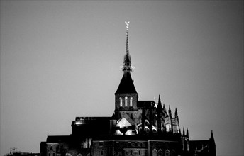 MtSaintMichel26b L'Eglise abbatiale et la Merveille du Mont Saint Michel de nuit