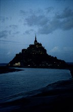 MtSaintMichel28 L'ilôt du Mont Saint Michel dans la baie, de nuit