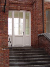 Bruges. Maison de briques, porte fenêtre, ruelles de la ville médiévale