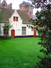 Bruges. Jardin intérieur et façade de maison, ville médiévale