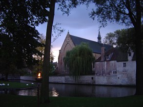 Bruges. Canal face au Béguinage (Begijnhof) et chapelle, en automne à la tombée du jour