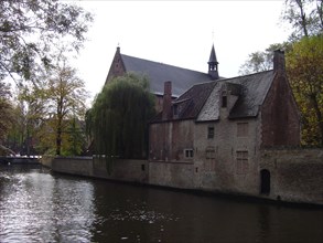 Bruges. Canal face au Béguinage (Begijnhof) et chapelle, en automne
