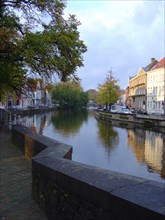 Bruges. Quai et canal de la ville médiévale, au coucher du soleil, en automne