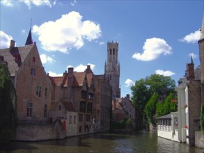 Bruges. Canal près de Huidenvettersplein et du Rozenhoedkaai, au printemps