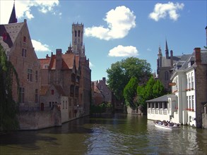 Bruges. Canal près de Huidenvettersplein et du Rozenhoedkaai, au printemps