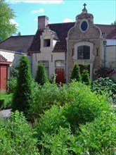 Bruges. Jardin intérieur et façades de maisons, chapelle 1713, ville médiévale, 18e siècle