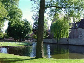 Bruges. Canal et jardin face au Béguinage (Begijnhof) au printemps