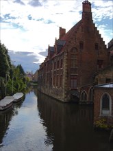 Bruges. Canal et maisons de briques, ville médiévale
