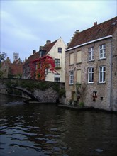 Bruges. Maisons au bord du canal en automne
